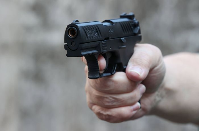 Vorfall in Eislingen: Verprügelt und mit Pistole bedroht – Polizei sucht Zeugen