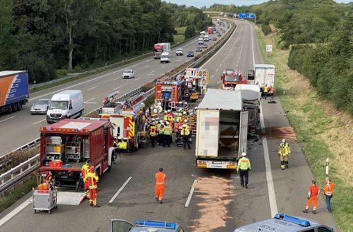 Die Einsatzkräfte von Polizei und Feuerwehr am Unfallort Foto: 7aktuell.de/Nils Reeh