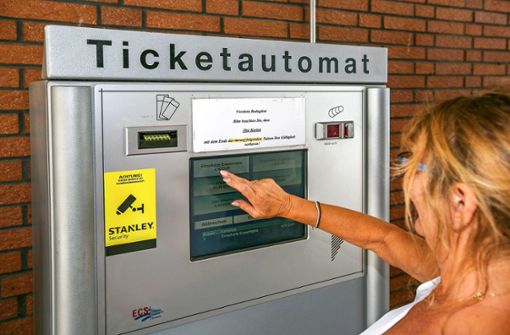Der Ticketautomat am Freibad in Deizisau kommt bei den Badegästen gut an. Das entlastet gerade in Spitzenzeiten das Personal an der Kasse. Foto: Roberto Bulgrin