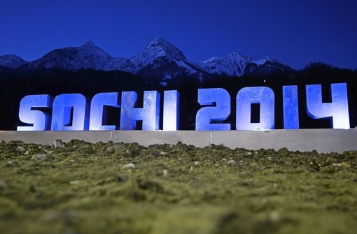 Ein Schild im russischen Gebirgsort Krasnaja Poljana weist auf das etwa 40 Kilometer entfernt stattfindende Weltereignis hin: Die Olympischen Winterspiele 2014 in Sotschi. Foto: dpa