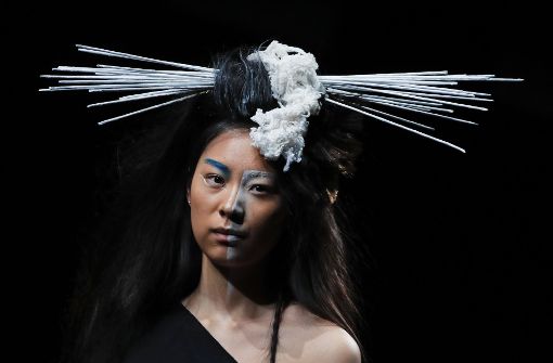 Auf der Fashion Week in Peking zeigen die Designer ihre Vielfältigkeit: von klassischen Schnitten bis zu ausgefallenen Street-Styles. Foto: AP