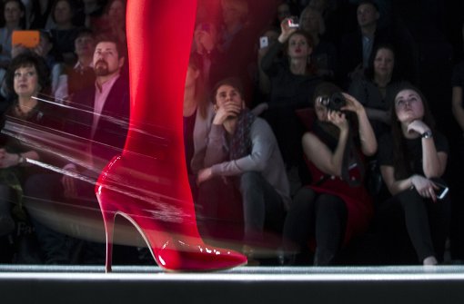 Laufsteg der Blasen: Model in High Heels auf der Moskauer Fashion Week. Foto: AP