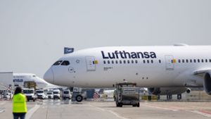 Die Lufthansa-Maschine des Typs Boeing 787-9 steht auf dem Rollfeld am Frankfurter Flughafen. Foto: Hannes P Albert/dpa