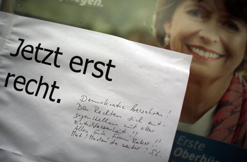 Nach dem Attentat auf die Kölner OB-Kandidatin Henriette Reker werden rechtslastige Mails und Botschaften an die Regierungsparteien verstärkt beobachtet. Foto: dpa
