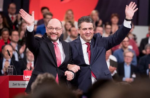 Martin Schulz und Sigmar Gabriel untergehakt – das war einmal. Das Bild stammt aus den besseren Tagen einer sozialdemokratischen Männerfreundschaft. Foto: dpa