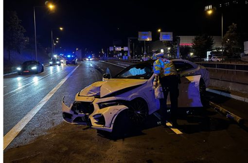 Ein Mercedes-AMG hat in Stuttgart einen Unfall verursacht. Foto: 7aktuell.de/Alexander Hald