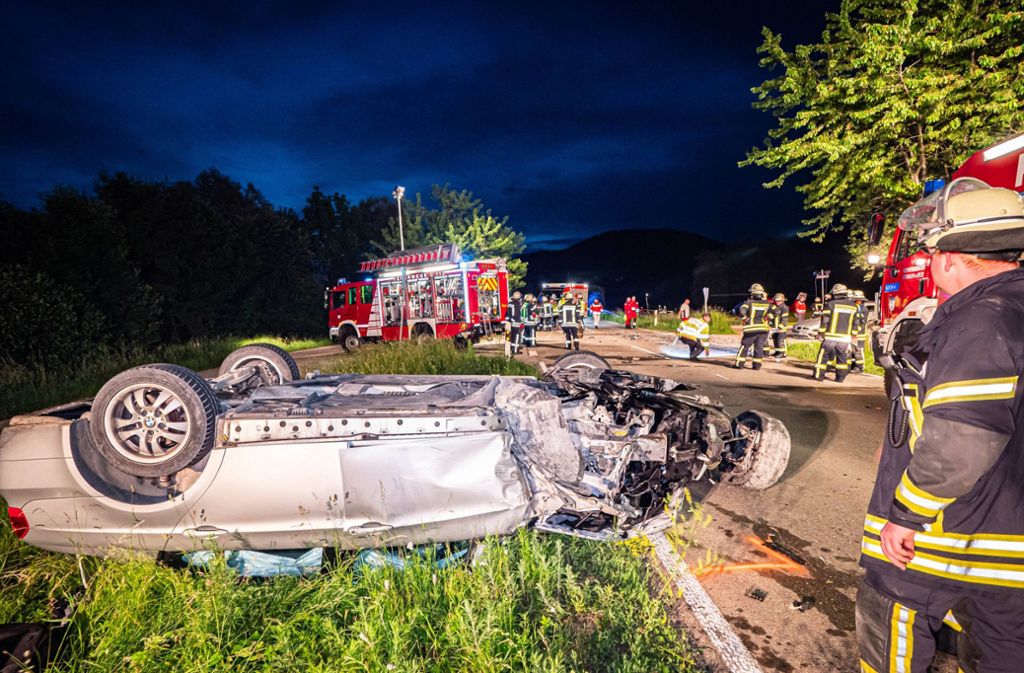 Der BMW eines 24-Jährigen landete nach dem Zusammenstoß auf dem Dach. Er stand laut Polizeiangaben unter Alkoholeinfluss.