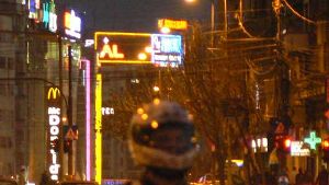 Riesige Leuchtreklametafeln prägen das Stadtbild von Bukarest.  Foto: Gräfe