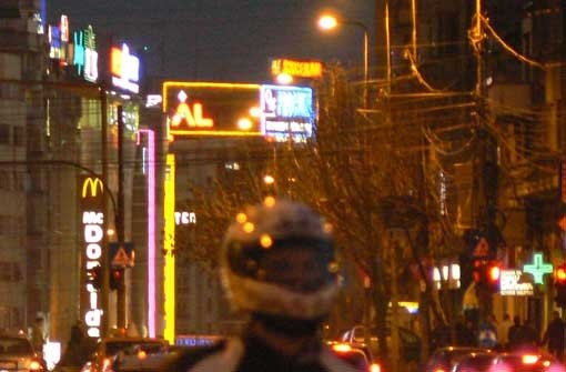 Riesige Leuchtreklametafeln prägen das Stadtbild von Bukarest.  Foto: Gräfe