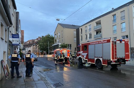 Nach dem Wasserrohrbruch in der Gablenberger Hauptstraße  ist erst einmal Schadensbegrenzung angesagt. Foto: 7aktuell.de/Alexander Hald