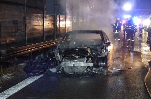 Am Montagmorgen brannte auf der A 81 ein Mercedes komplett aus. Foto: Polizeipräsidium Ludwigsburg