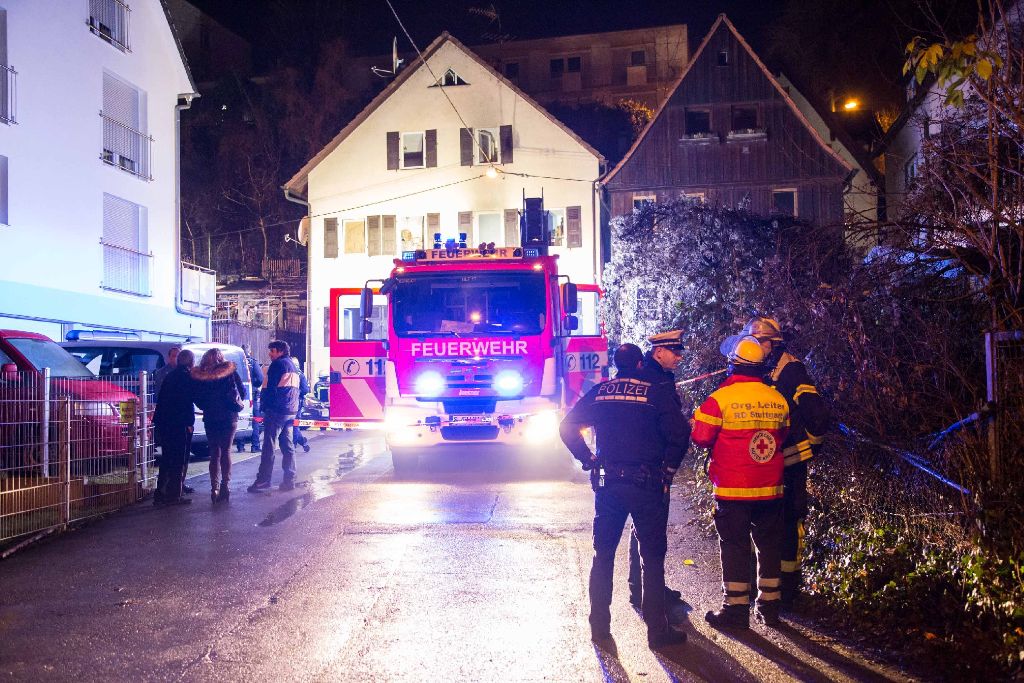 Ein Brand in einer Wohnung eines mehrgeschossigen Hauses in Stuttgart-Ost hat einen Verletzten und hohen Sachschaden zur Folge. Das Gebäude ist derzeit unbewohnbar.