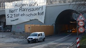 Stuttgart-21-Gegner befestigen Banner am Wagenburgtunnel