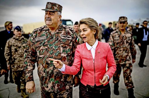 Seit Herbst sind die Beziehungen zu Jordanien noch enger geworden:  Verteidigungsministerin Ursula von der Leyen, hier mit  Generalleutnant Mahmoud Freihat, ist zu Gast Foto: dpa