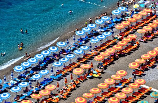 Die Urlaubsenthemmung wird zur Uniformität: Liegestühle an der italienischen Küste. Foto: IMAGO/Zoonar/IMAGO/Zoonar.com/monticello