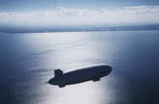 Zeppelin über dem Bodensee Foto: StN