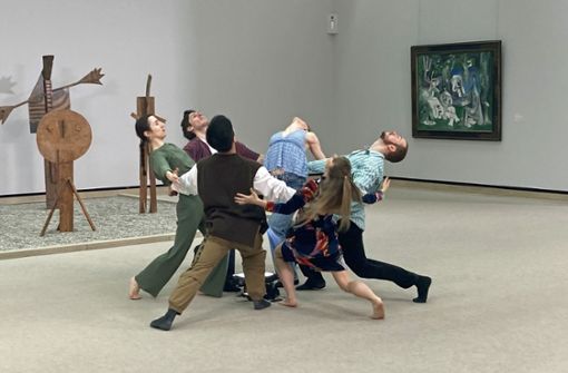In der Staatsgalerie verbeugt sich Gauthier Dance vor Picassos Ensemble „Die Badenden“. Foto: SWR/Arte