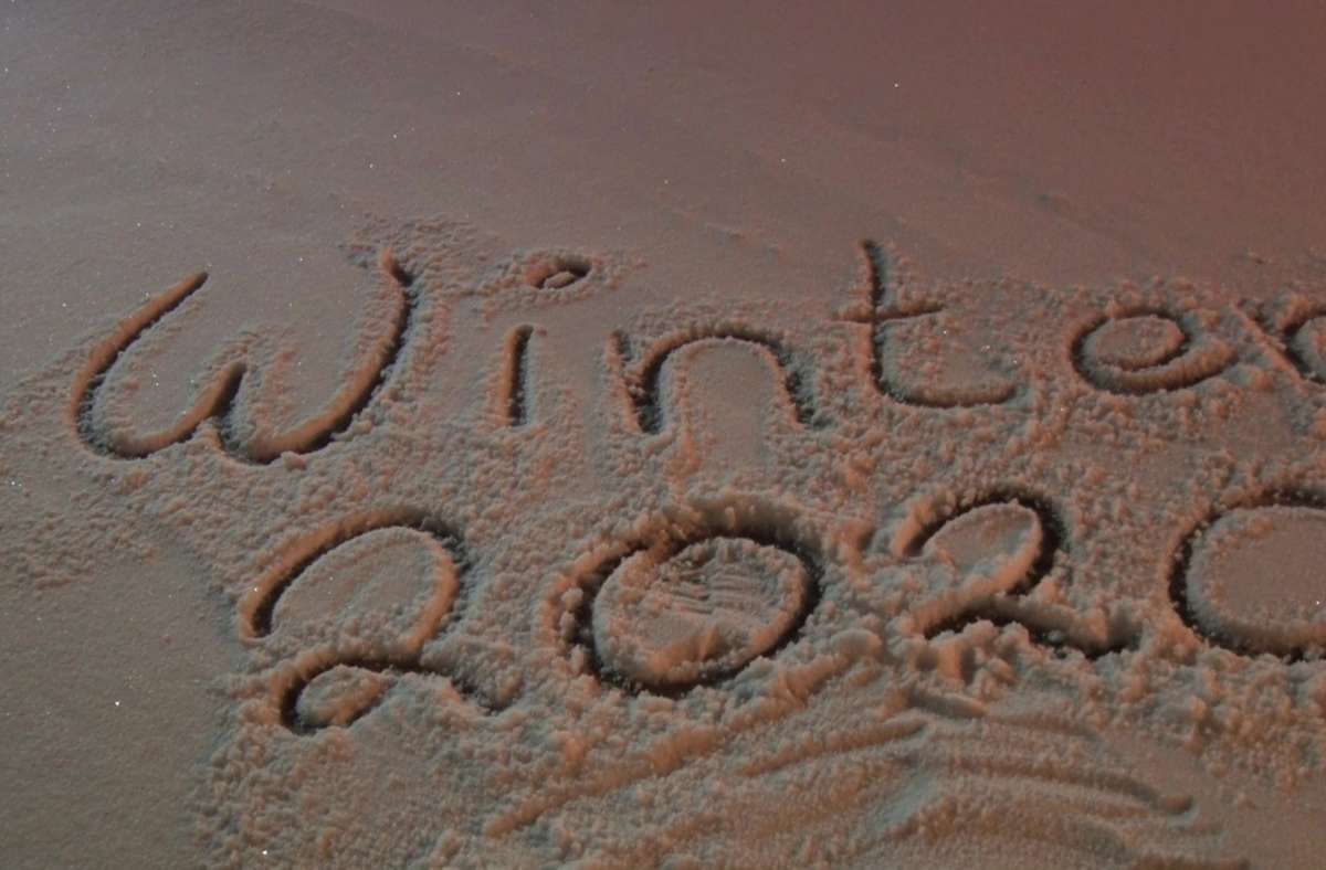 In Oberhof in Thüringen hat jemand „Winter 2020“ in den Schnee geschrieben.