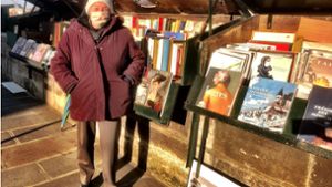 Die Buchverkäuferin Marie-Christine Thieblement ist eine von 227 Bouquinistes in Paris. Seit Jahrzehnten verkauft sie ihre Kunstbücher an der Seine, die die Pandemie macht ihr das Leben besonders schwer. Foto: Krohn/Krohn