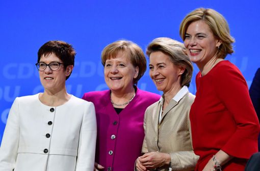 Annegret Kramp-Karrenbauer, Angela Merkel, Ursula von der Leyen and Julia Klöckner posieren auf dem Parteitag der CDU Ende Februar für die Fotografen. Foto: AFP