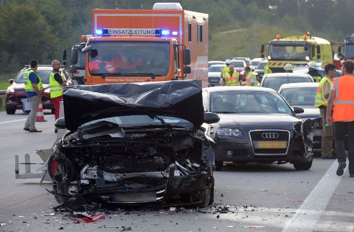 Mehrere beschädigte Autos stehen auf der Autobahn 8 zwischen den Anschlussstellen Adelzhausen und Odelzhausen (Bayern) nach einer Unfallserie auf der Fahrbahn. Foto: dpa