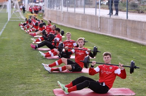 Am Mittwoch mussten die Profis des VfB Stuttgart im portugiesischen Trainingslager die Zähne zusammenbeißen - Hanteltraining war angesagt. Wir haben die Bilder. Foto: Pressefoto Baumann