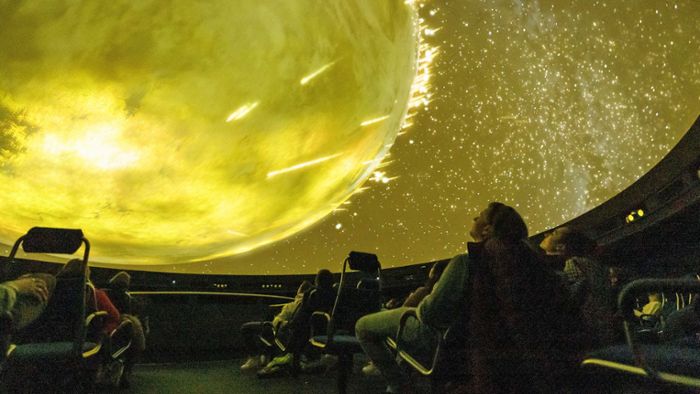 Viele Besucher kommen zur Wiedereröffnung des Planetariums