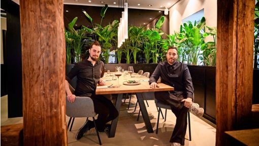 Koch Max Rebhorn (l.) und Restaurantleiter Pablo Fernandez im neuen Lokal Foto: Gottfried Stoppel