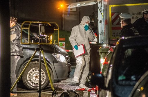Beamte der Spurensicherung untersuchen am Dienstag in Bietigheim-Bissingen nach einem Mord an einem 35-Jährigen den Tatort. Foto: SDMG