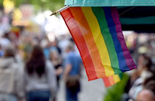 Regenbogenflagge beim Christopher Street Day in Köln. Foto: dpa/Federico Gambarini