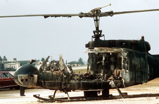 Symbol des Scheiterns: ein ausgebrannter Hubschrauber   am 7. September 1972    auf dem Flugplatz Fürstenfeldbruck nach der misslungenen Geiselbefreiung Foto: dpa//Göttert