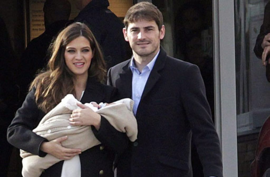 Real-Madrid-Keeper Iker Casillas ist seit 2009 mit der Spirtjournalistin Sara Carbonero zusammen. Die beiden haben einen Sohn.