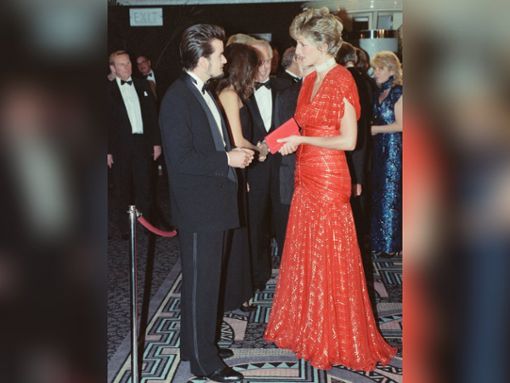 Prinzessin Diana bei der Premiere von Hot Shots! 1991 im Odeon Leicester Square in London - hier im Gespräch mit Hauptdarsteller Charlie Sheen. Foto: Kent Gavin/Mirrorpix/Getty Images