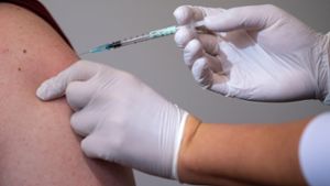 Eine einrichtungsbezogene Impfpflicht für Pflegekräfte soll eigentlich ab Mitte März gelten. (Symbolfoto) Foto: dpa/Sven Hoppe
