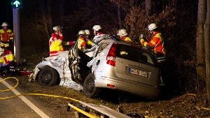 Ein 23-jähriger Autofahrer ist am Freitagabend bei einem Unfall im Landkreis Ludwigsburg getötet worden. Ein Lkw erfasste das Auto, nachdem er nahe der Auffahrt Mundelsheim zur Autobahn 81 bei Rot auf eine Kreuzung gefahren war.  Foto: www.7aktuell.de | Dan Becker
