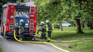 Zu einem Brand in Altbach ist die Feuerwehr am Dienstag mit fünf Fahrzeugen und 27 Einsatzkräften ausgerückt. Foto: SDMG