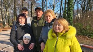 Halyna Baruth (Zweite von rechts) hat fünf Ukrainer bei sich in ihrer 50-Quadratmeter-Wohnung aufgenommen. Foto: Florian Dürr