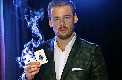Immer ein Ass im Ärmel: Bastian Fischer setzt als Salonmagier viel auf Zaubertricks mit Karten. Foto: factum/Bach