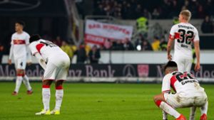 Frust bei den VfB-Profis: Das 2:2 gegen den SC Freiburg fühlte sich wegen des späten Gegentreffers wie eine Niederlage an. Foto: dpa
