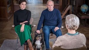 Martina Gedeck (links), Ulrich Tukur und Angelika Thomas in „Und wer nimmt den Hund?“ Foto: Degeto Film/Relevant Film/Boris Laewen