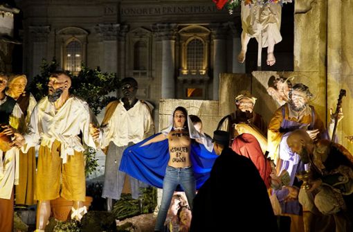 Die Femen-Aktivistin in der Krippe auf dem Petersplatz in Rom. Foto: AFP