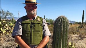Ranger Ray O’Neal neben einem der von ihm zu schützenden Saguaro-Kakteen. Foto: Stefan Wagner