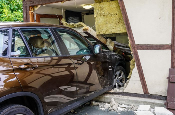 Unfall in Esslingen: Auto durchbricht Hauswand