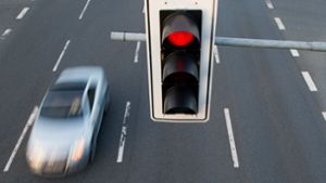 Eine rote Ampel ist offenbar nicht für jeden ein Stoppsignal. Foto: Julian Stratenschulte/dpa