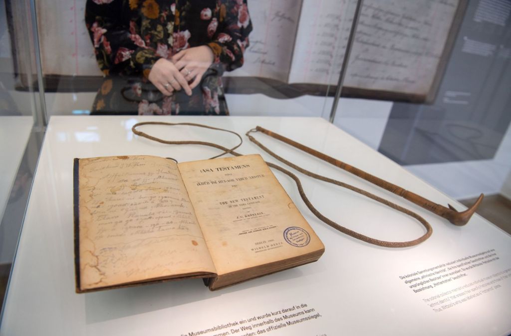 Die Bibel und die Peitsche befinden sich momentan noch im Stuttgarter Lindenmuseum. Foto: dpa