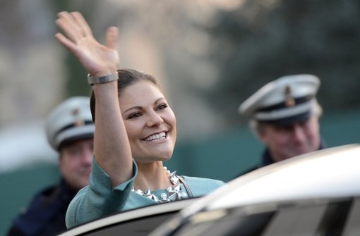 Ein herzliches Lachen und Winken zum Abschied: Kronprinzessin Victoria von Schweden verabschiedet sich von den Schaulustigen in Essen. Foto: dpa