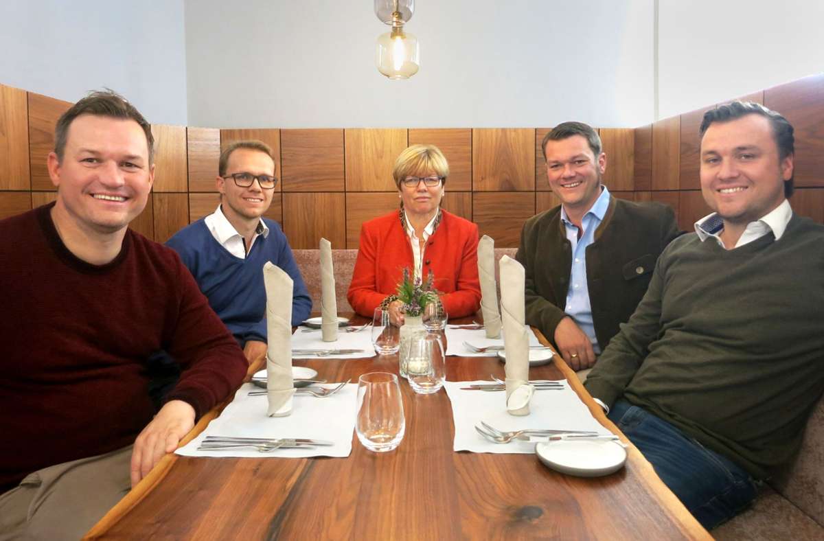 Die Familie am Tisch in der Rose: Mutter Inge Tress und ihre vier Söhne Simon, Christian, Daniel und Dominik Tress (von links)