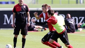 Die Neuzugänge Toni Sunjic (Mitte) und Robbie Kruse (links) stehen gegen Hertha BSC am Samstag vor ihrem Debüt im Trikot des VfB Stuttgart. Foto: Pressefoto Baumann