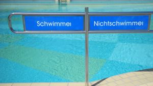 Im tiefen Bereich eines Freibads in Stuttgart-Botnang geht am Wochenende ein 13-Jähriger unter – und muss danach wiederbelebt werden. Foto: dpa/Symbolbild