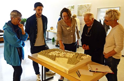Böblingens Baubürgermeisterin Christine Kraayvanger (Mitte)  zeigt anhand eines 3D-Modells, wie das neue Areal aussehen soll. Foto:  